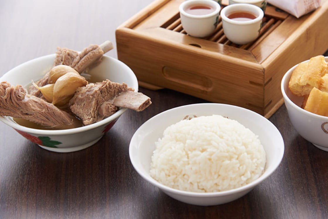 胡椒是松发肉骨茶的最主要材料,来自沙捞越,在店里现烤。肉骨则选用鲜嫩的排骨。图:Nicholas Ee