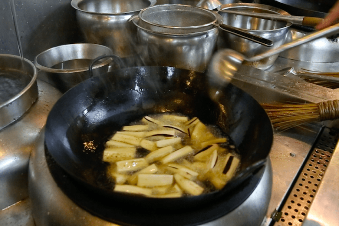 The temperature of the oil when cooking the eggplants should ideally be around 180˚C. 