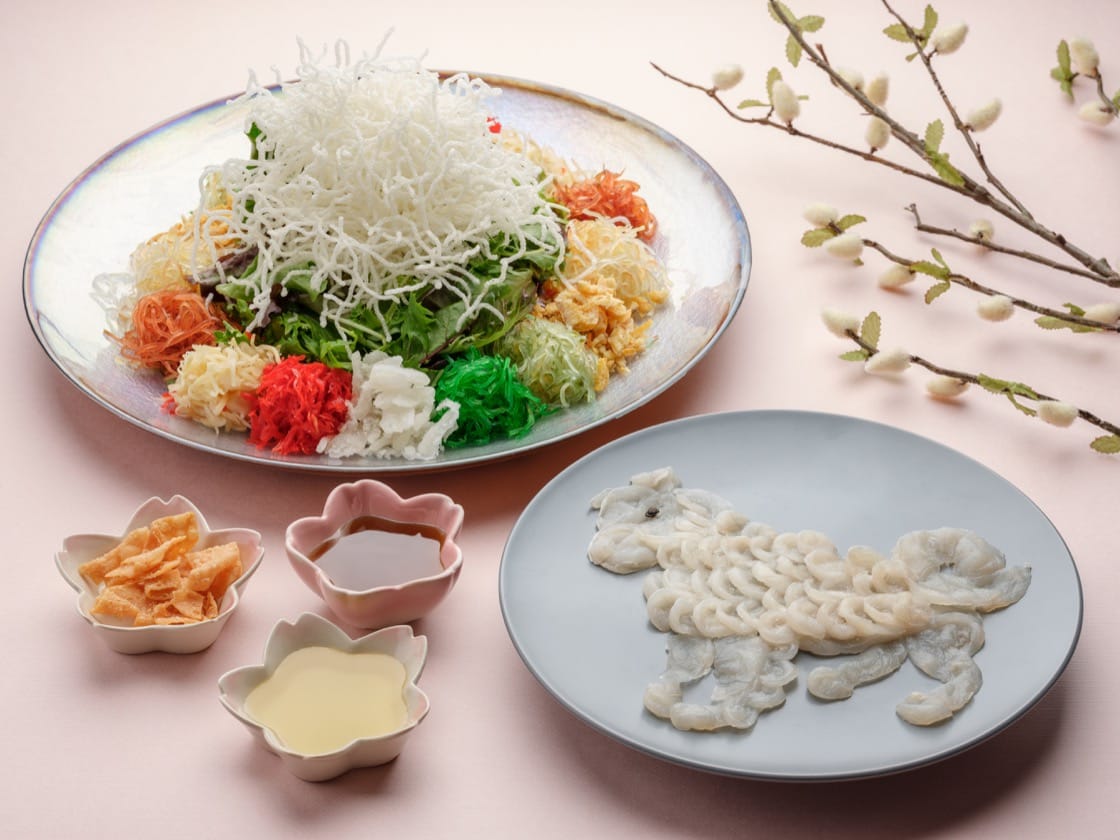 Bountiful Blessings Yusheng with Fugu sashimi features thinly-sliced fugu sashimi displayed in the silhouette of a beautiful crane or an adorable dog. (Photo: Si Chuan Dou Hua.)