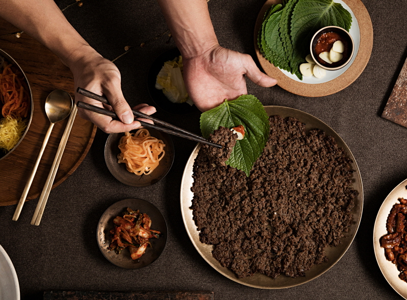 바싹불고기의 풍미를 더해주는 깻잎과 마늘