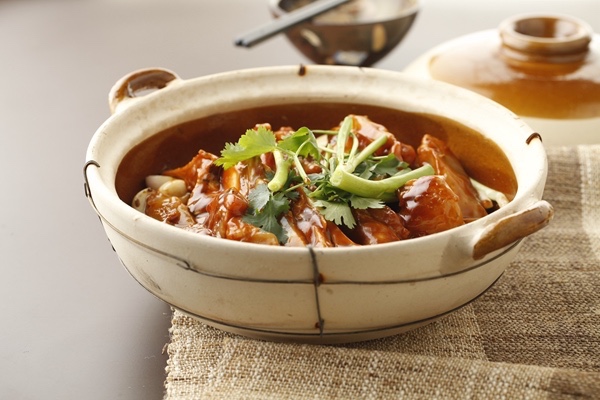 A signature fish casserole at three-starred Xin Rong Ji (Xin Yuan South Road) (Pic: Xin Rong Ji website)
