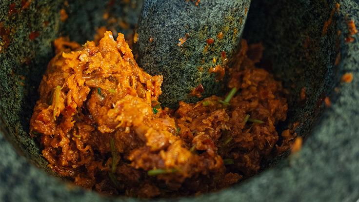 Grounding with a mortar and pestle is an ancient Thai tradition and brings out the flavours from the fresh ingredients. Picture licensed under Creative Commons Public Domain. Photo source: www.pxhere.com.