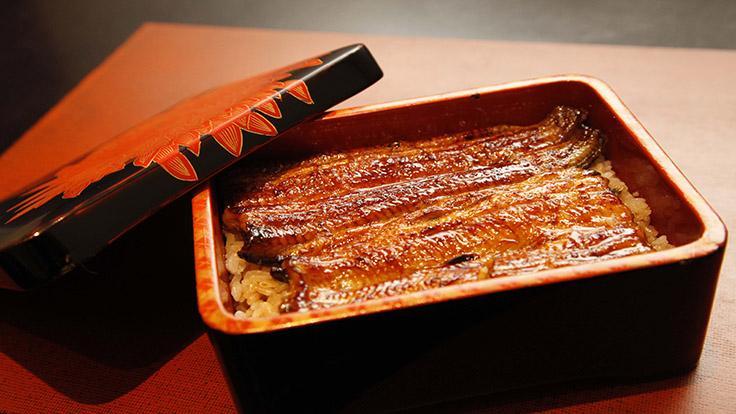 蒲燒鰻魚把鰻魚切開攤平,塗上甜醬,裝在漆盒裏鋪在白飯上面,是無敵的美味。