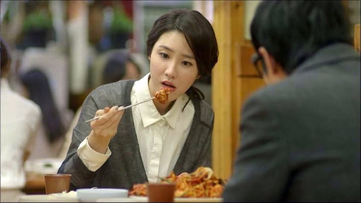 In the Korean drama Let’s Eat, Soo Kyung Lee goes on a date just to not go to a restaurant by herself. (© Netflix)