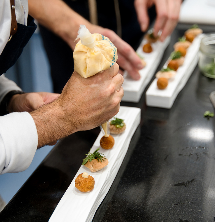 Guillaume Pape (l'Embrun) au travail, finaliste de la saison 10 de Top Chef, diffusée en 2019 sur M6 © Alexandre Fichter
