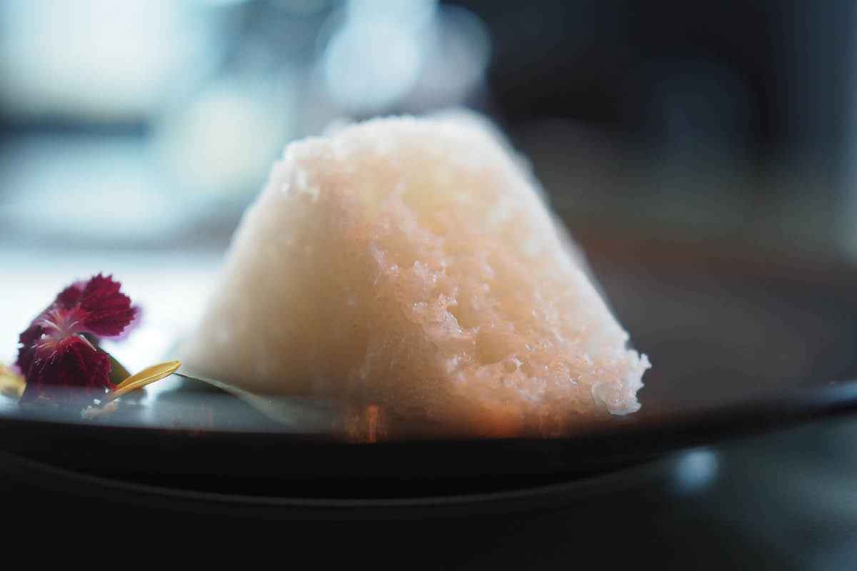 Good steamed white sugar pudding should be snow white, light, sweet and pillowy with a mildly acidic aftertaste.