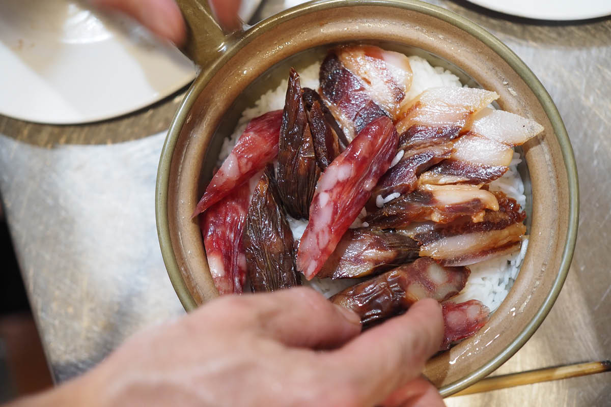 The Chinese preserved sausages and liver sausages used are carefully-selected ingredients from his family business Lam Kiu Kee. The taste is different from others on the market.