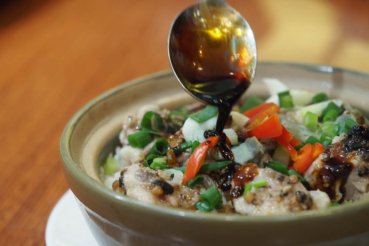 The soy sauce poured over claypot rice is Lam’s secret recipe, made by him personally and added with the skin of Chinese preserved meat. Pictured above is the steamed eel claypot rice.