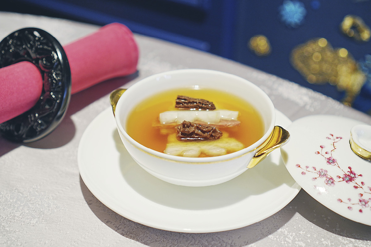 「文華廳」的冬瓜羊肚菌煲雞湯。（照片由餐廳提供）