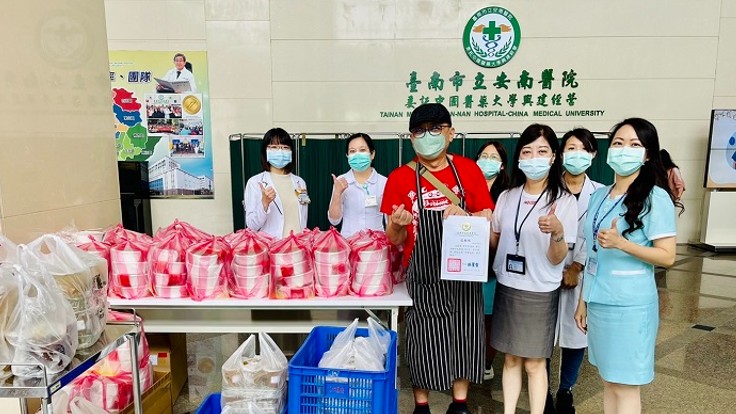 Dong Shang Taiwanese Seafood head chef Tsai Juei-chen delivering meal packs to medical staff in Tainan