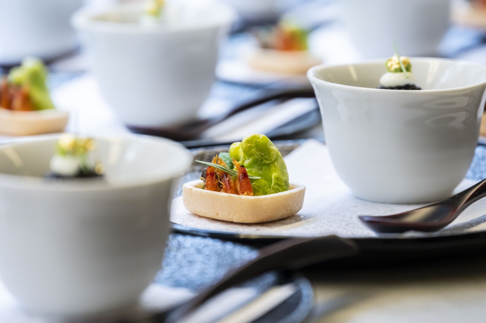 最中と合わせるのは季節の食材。今回は、そら豆と桜えびを乗せて。ⒸMichelin