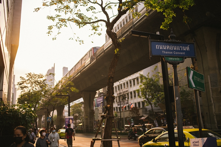 Soi Convent in the Silom area of Bangkok. (© Anuwat Senivansa Na Ayudhya / MICHELIN Guide Thailand)