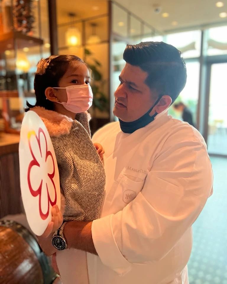 Chef Manav Tuli and his daughter. (Photo: Manav Tuli)
