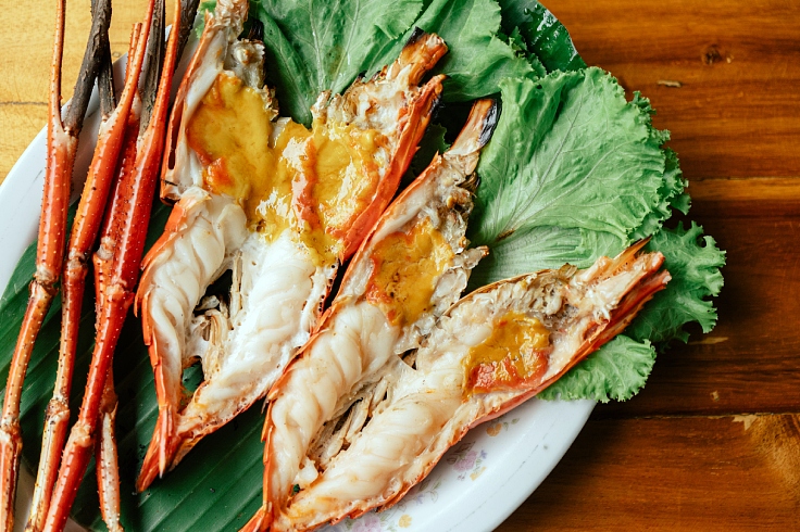 Care for some freshly grilled river prawns? (© Anuwat Senivansa Na Ayudhya/ MICHELIN Guide Thailand)