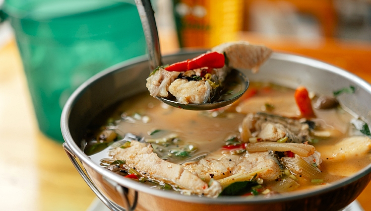 Tom Yam with Boeseman croaker and lotus stem. (© Anuwat Senivansa Na Ayudhya/ MICHELIN Guide Thailand)