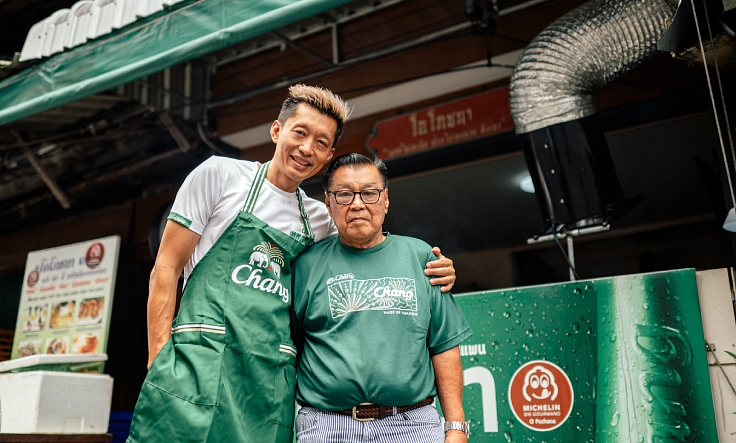 Two father and son chefs, 2nd and 3rd generation, who continue the deliciousness of O Pochana. (© Anuwat Senivansa Na Ayudhya/ MICHELIN Guide Thailand)