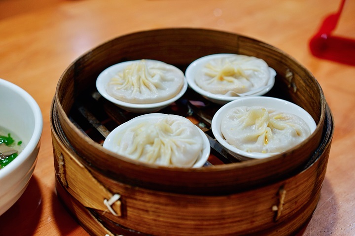 Qiao Ai Lai Lai Xiao Long (Huangpu) offers Xiao Long Bao in flavors such as crabmeat, shrimp with crabmeat, and crabmeat and pork with matsutake mushroom. 