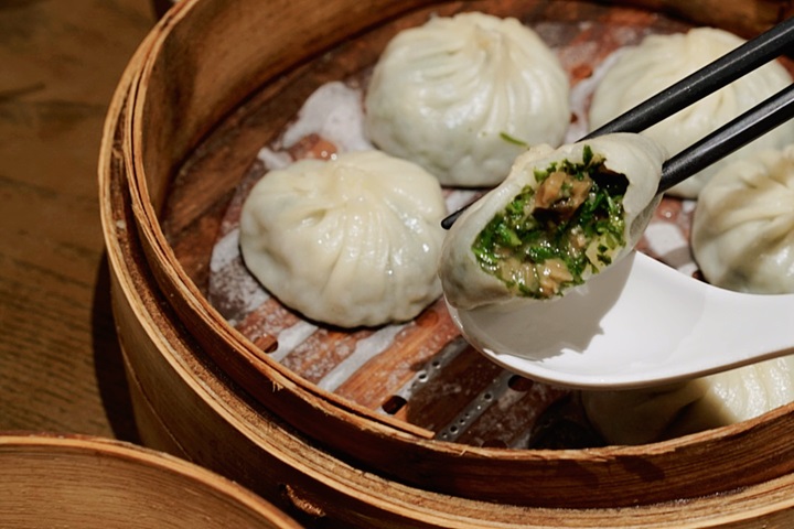 Nanxiang Steamed Bun (City God Temple) offers Xiao Long Bao that sticks to traditions as well as with a variety of flavors. 