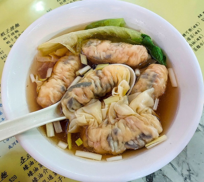 Lau Sum Kee makes wontons the traditional way. (Photo: MICHELIN)