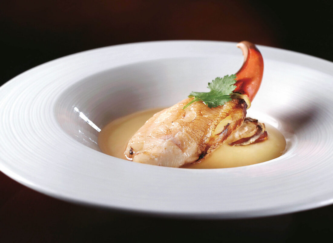 Tin Lung Heen's Steamed Crab Claw with Egg White in Huadiao Wine. (Photo: Tin Lung Heen)