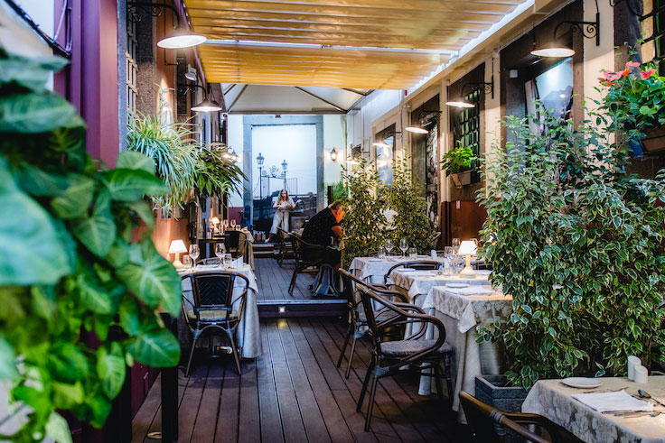 The outdoor tables at Armazém do Sal (© Ricardo Meira)