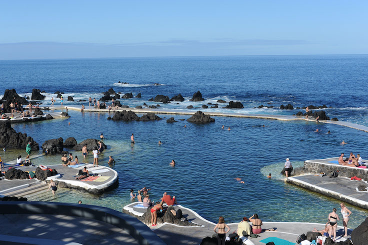 The blue of these natural pools is one of their hallmarks (© GettyImages)