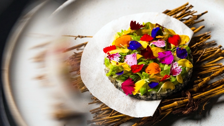 Nén Danang becomes Vietnam’s first restaurant to earn the MICHELIN Green Star, recognized for its sustainable practices and culinary excellence. (© Nen Danang)