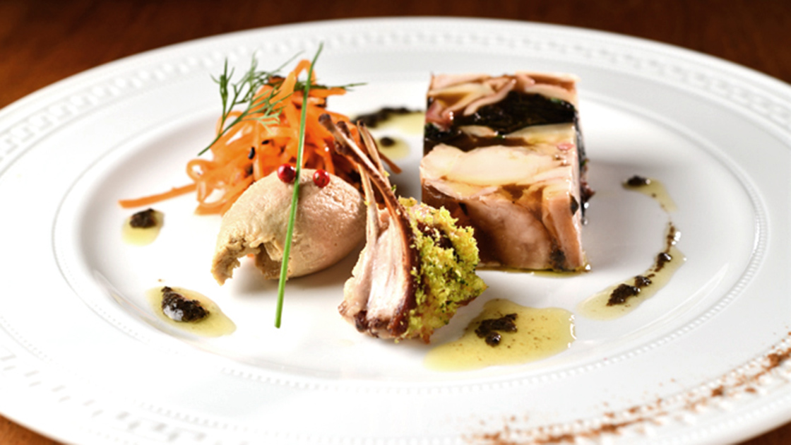Au Deco offers classic French cuisine prepared by a Japanese chef who learned classic cuisine at an auberge in Hakone. © Koji Matsukura/Au Deco