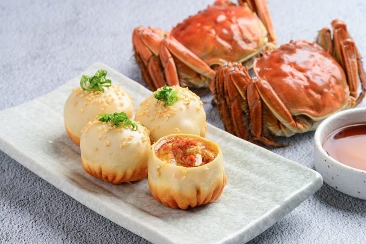 The pan-fried buns with crab meat are made every autumn using crab meat imported from Shanghai. ©Cheung Hing Kee (Tsim Sha Tsui)