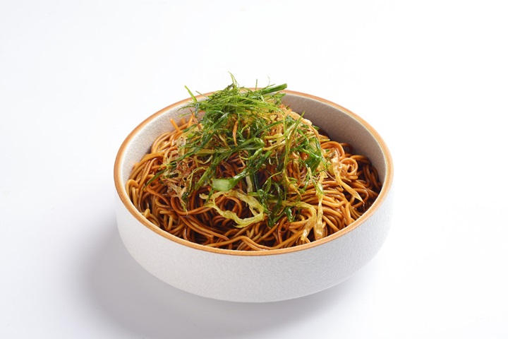 Apart from pan-fried buns, Cheung Hing Kee also pulls in crowds with other Shanghai-style street eats, such as scallion oil noodles. ©Cheung Hing Kee (Tsim Sha Tsui)