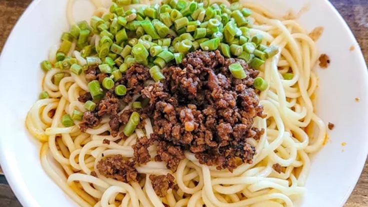 Known for its blanched noodles tossed in spicy meat sauce and value-for-money prices, Lao Chengdu San Yang Mian is one of Chengdu’s Bib Gourmand recommended spots.