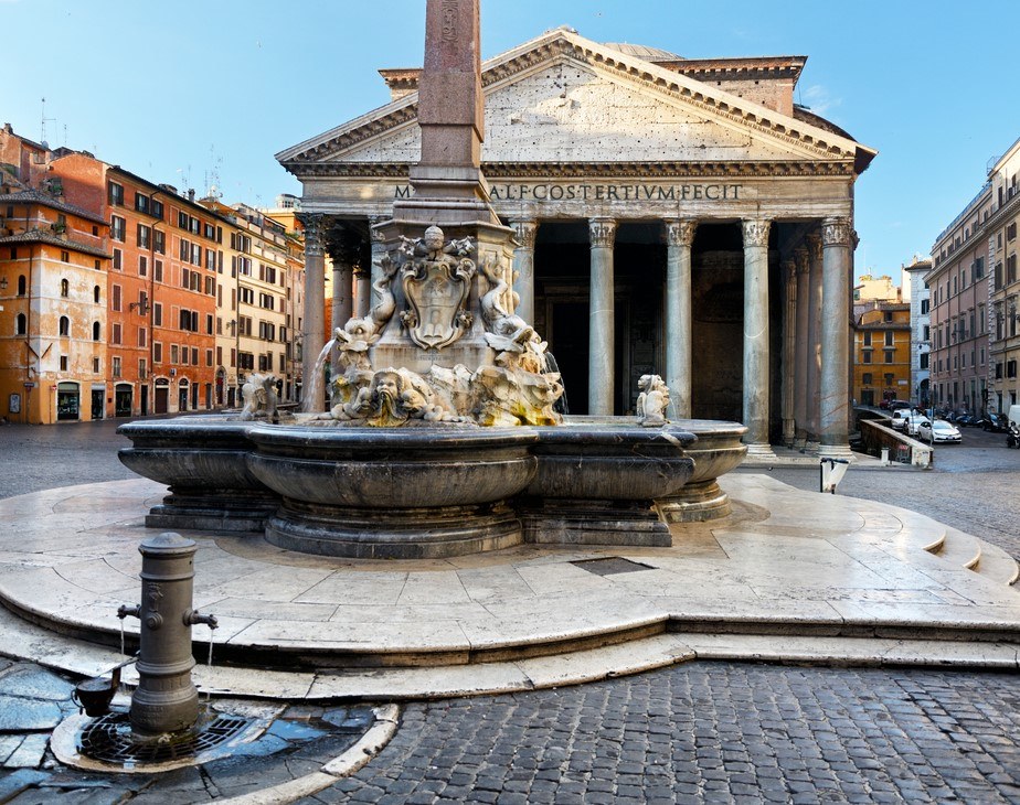 The nasone water fountain in Piazza della Rotonda/alxpin/iStock