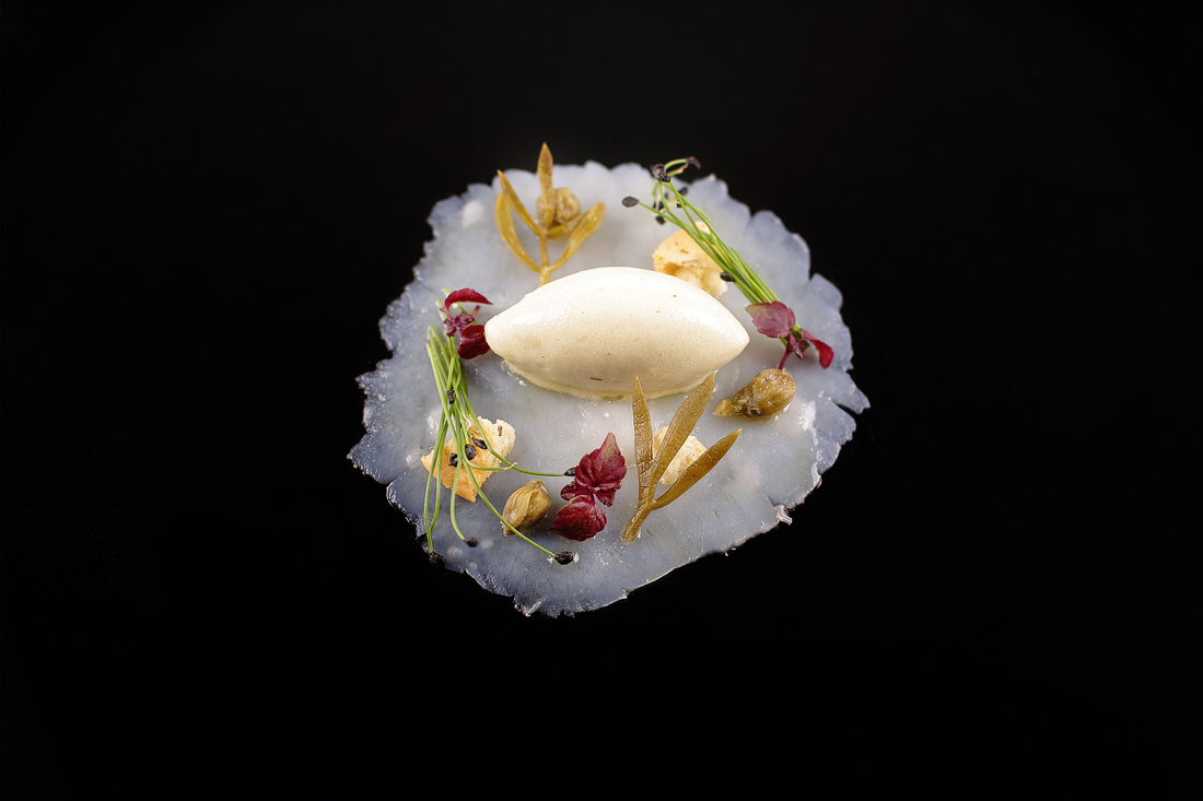 Scallop carpaccio with 'caragols' herb sorbet (© Ca'n Boqueta/Kiko Martorell)