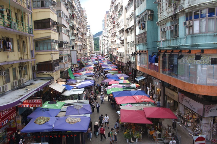 Dundas Street in Mong Kok. Snack shop hopping, lovingly called sou gaai in Cantonese, is one of the favourite pastimes amongst HK natives.
