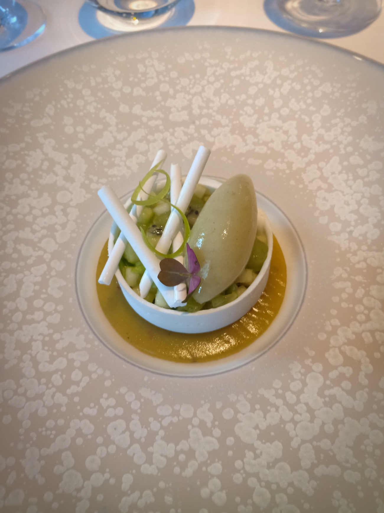 The apple dessert at Apicius (© Michelin)