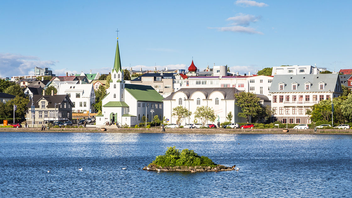 A stunning view over the water in Reykjavík. © AsianDream/iStock