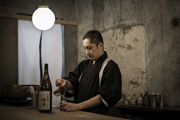 Chef Shinya Goshima, also a sake master, was awarded the MICHELIN Guide Sommelier Award in 2024. (© Godenya)