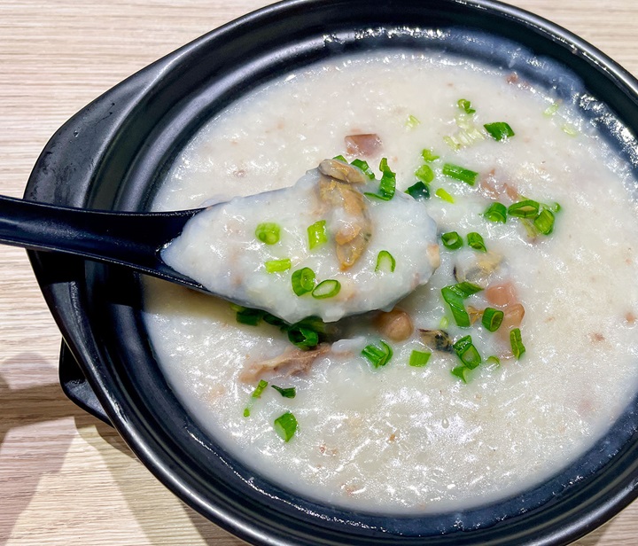 Keung Kee is renowned for its heartwarming delicacies including glutinous rice and congee.  (©MICHELIN)