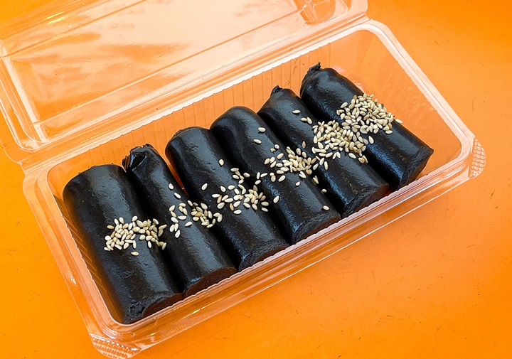 Black sesame rolls at Heartwarming (Prince Edward) are prized for their intense flavour and chewy texture. (©MICHELIN)