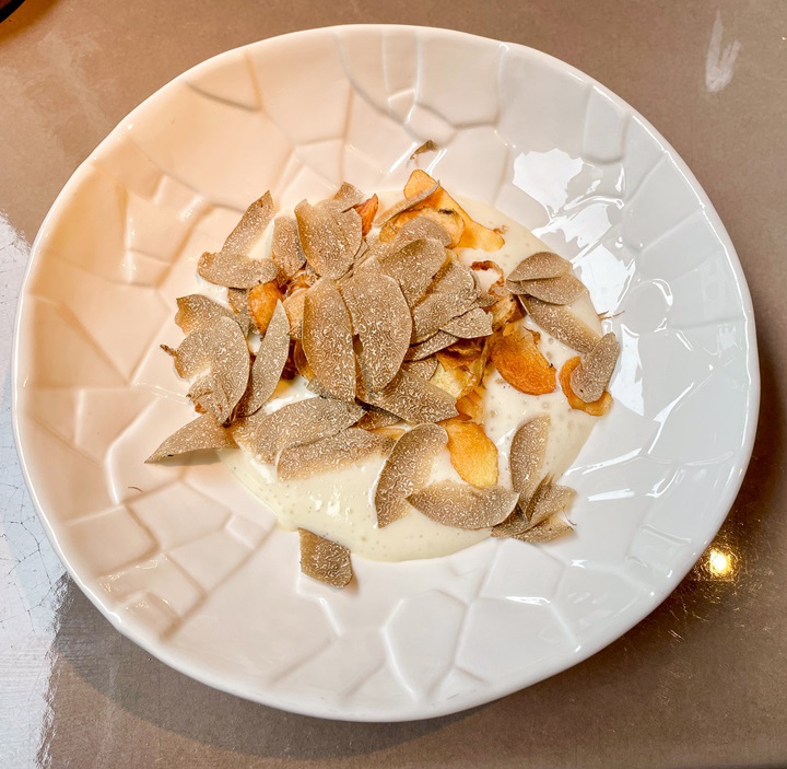 Grenaille potato - Sherry vinegar - Summer truffle at Ami. (©MICHELIN)