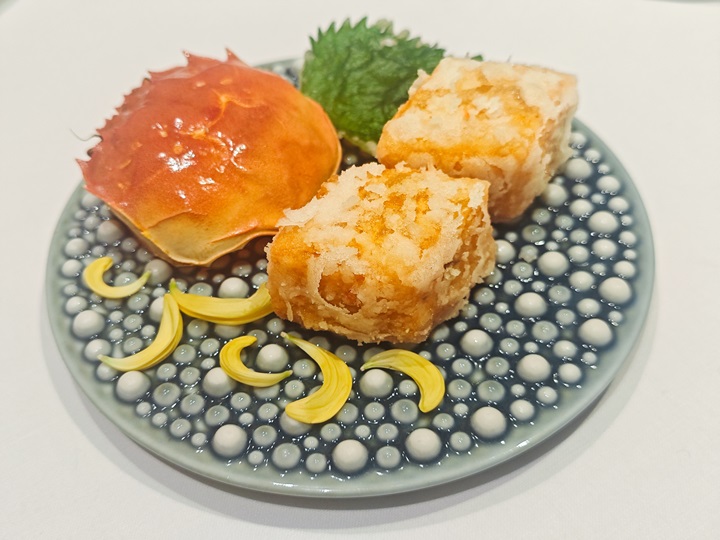Hairy Crab Ge Zha at Chef Tam's Seasons.  (©MICHELIN) 