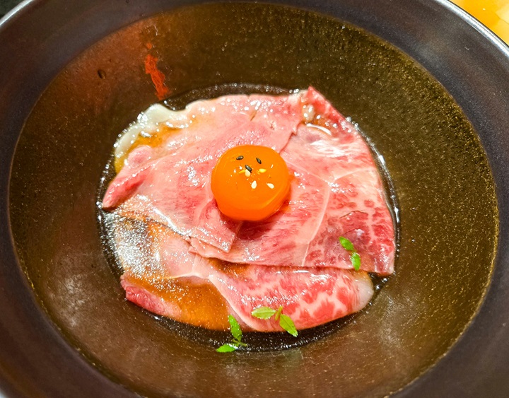 A4 Wagyu Sirloin - Onion Consommé - Maitake at Aji. (©MICHELIN)